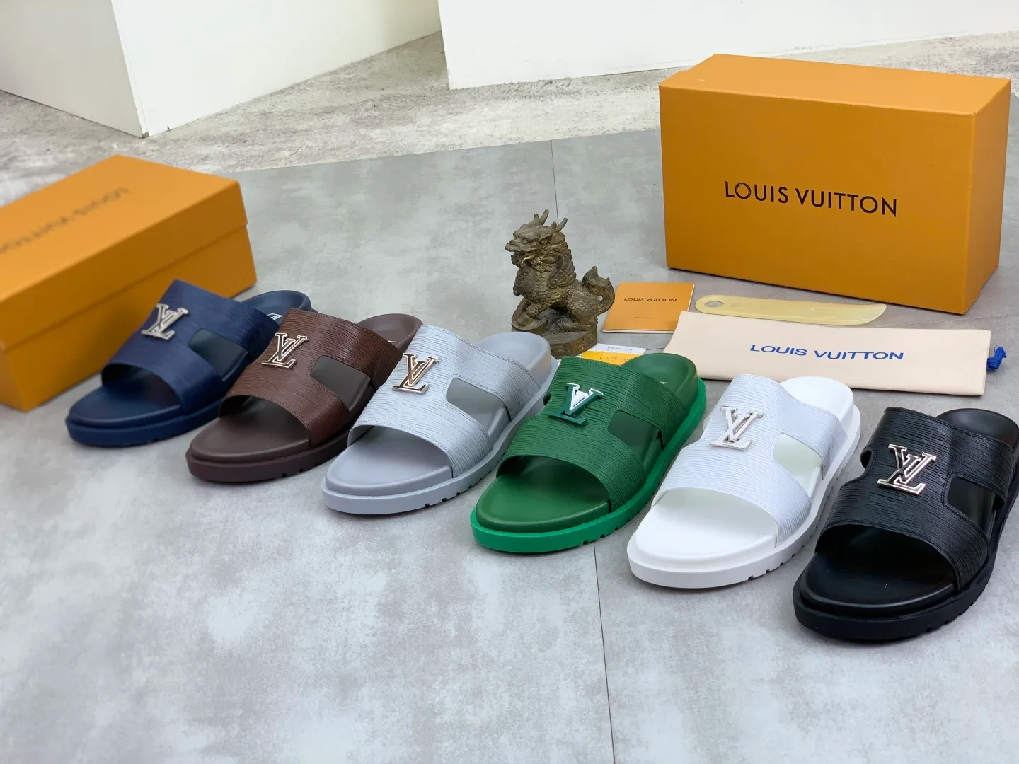 Men's shoes 💰P300💰【New style】🆘 Original quality 【LOUIS VUITTON】The popular Louis Vuitton LV men's slippers on the official website are on sale simultaneously! Original fabric imported from Italy, original factory special supply, code number: 38-44 (45 customized), many colors available